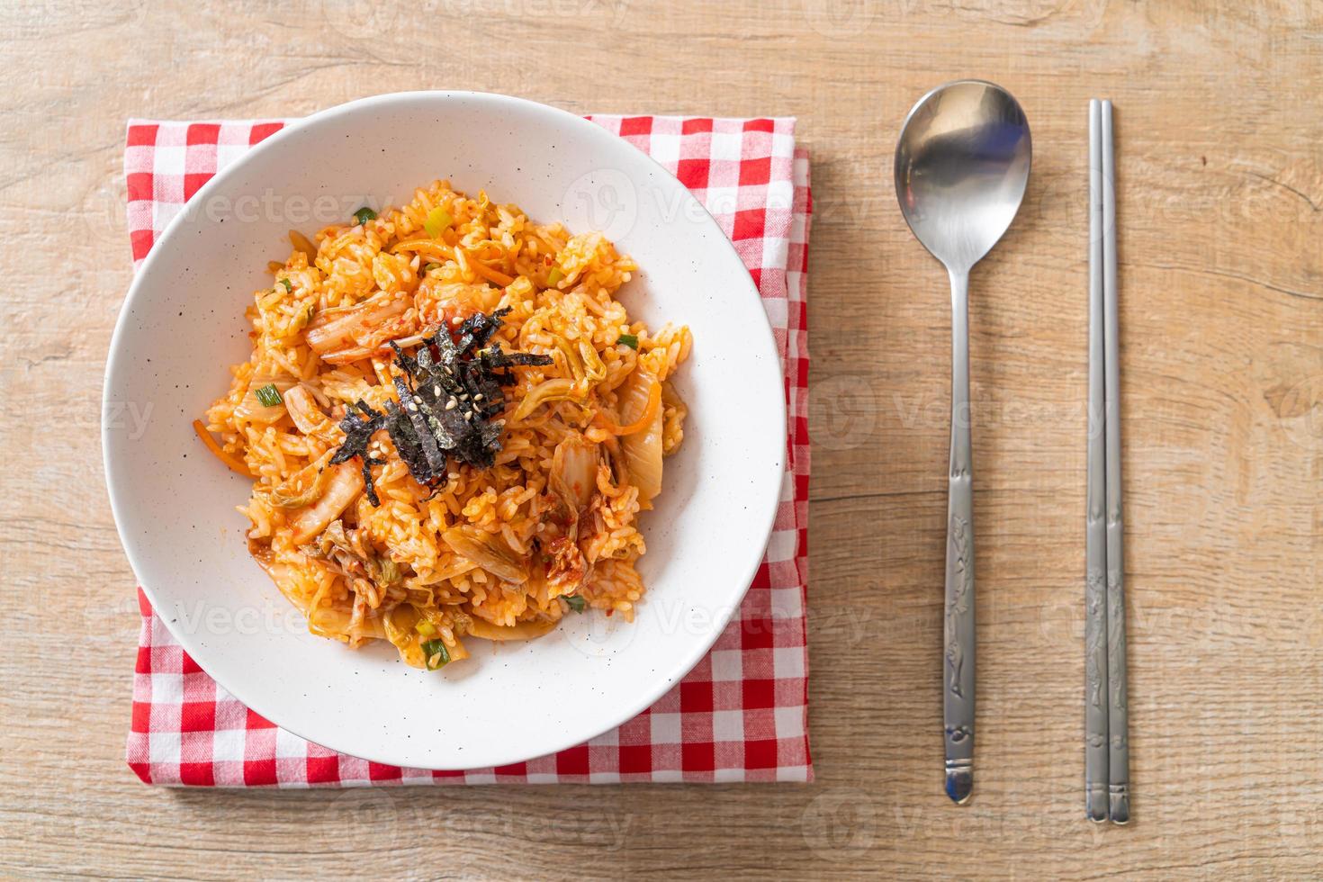 kimchi stekt ris med tång och vit sesam - koreansk matstil foto