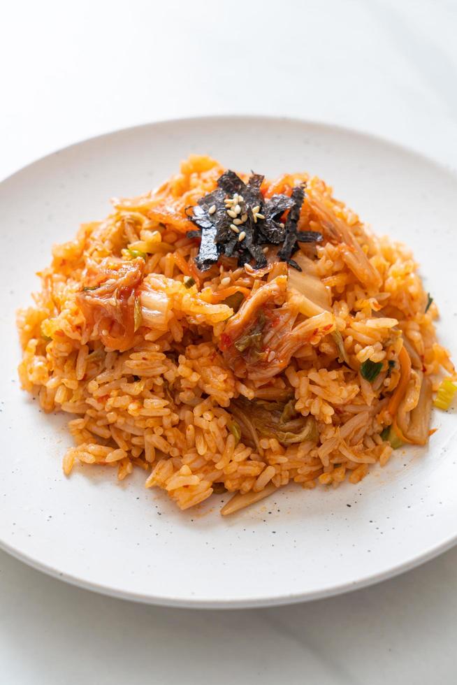 kimchi stekt ris med tång och vit sesam - koreansk matstil foto