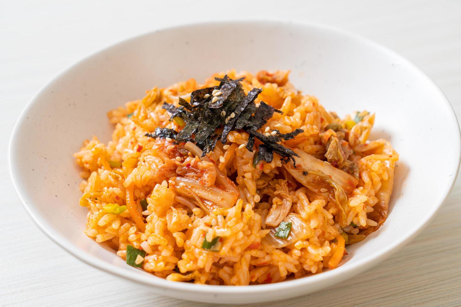 kimchi stekt ris med tång och vit sesam - koreansk matstil foto