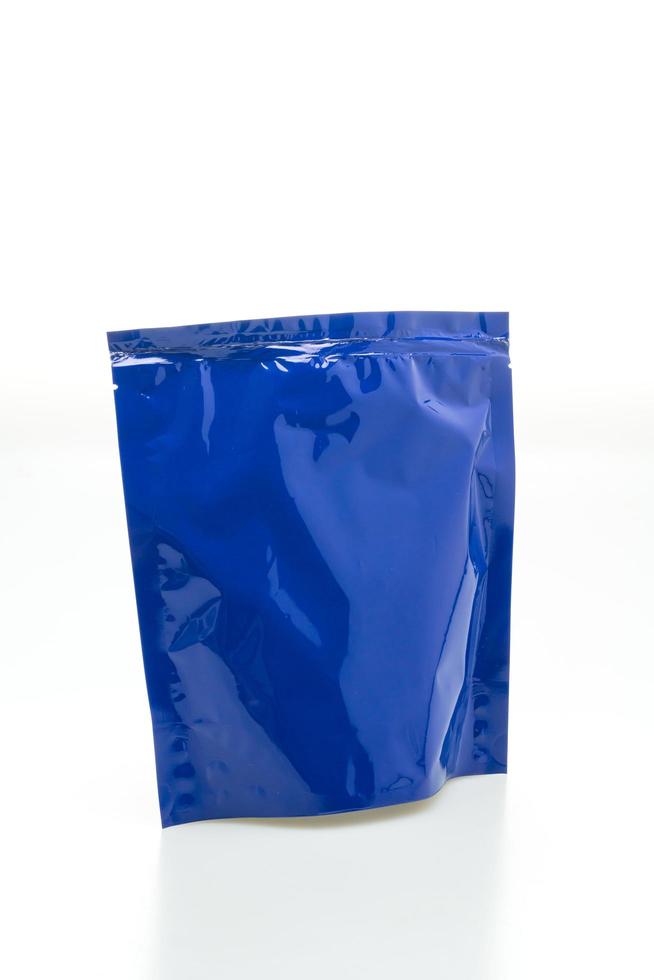 blå plastpåse för förpackning isolerad på vit bakgrund foto