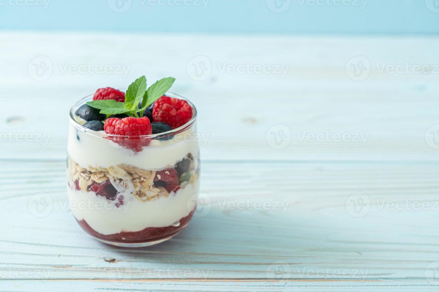 hemlagad hallon och blåbär med yoghurt och granola - hälsosam matstil foto