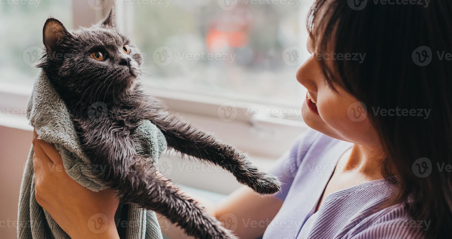 den vackra flickan torkade sin kattpäls foto