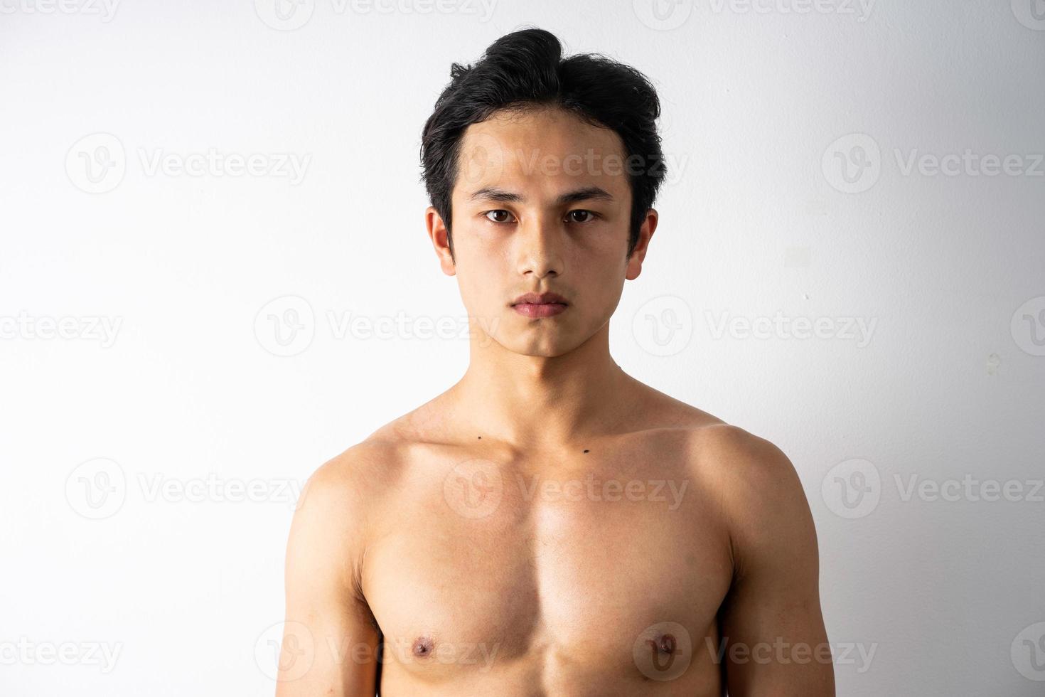 porträtt av stilig ung man med rena muskler och hud foto