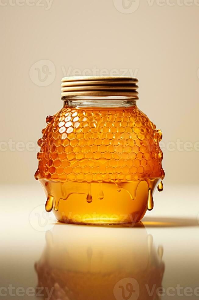 en strömlinjeformat honung burk och vaxkaka isolerat på en lutning vit och beige bakgrund foto