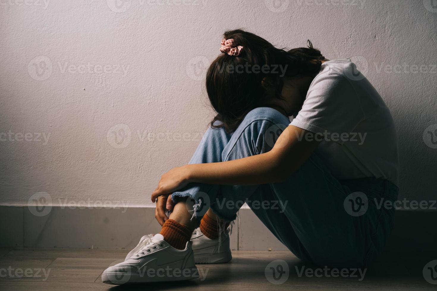 den unga asiatiska flickan gråter för att hon har mycket tryck i sitt liv foto