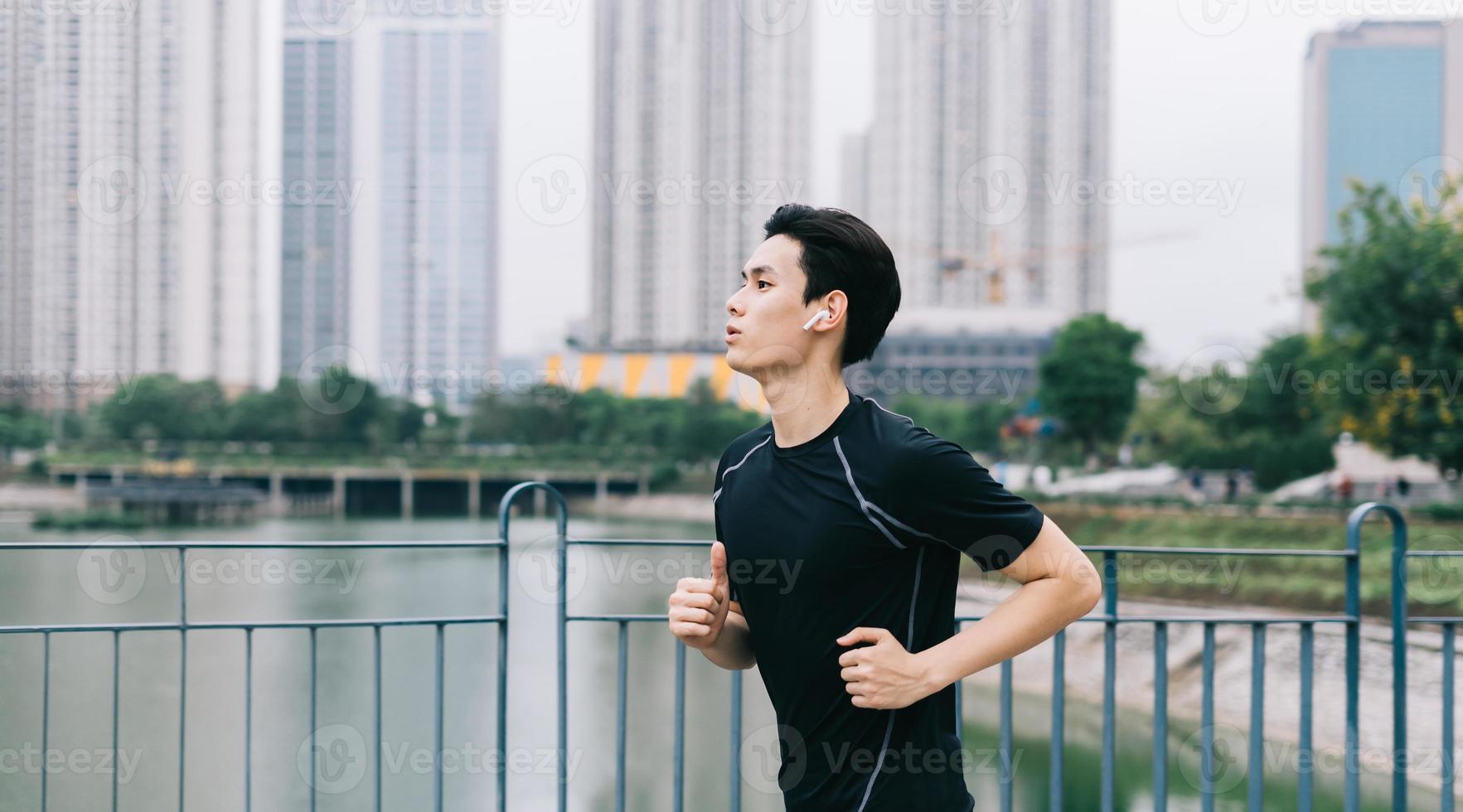 asiatisk man joggar i parken foto