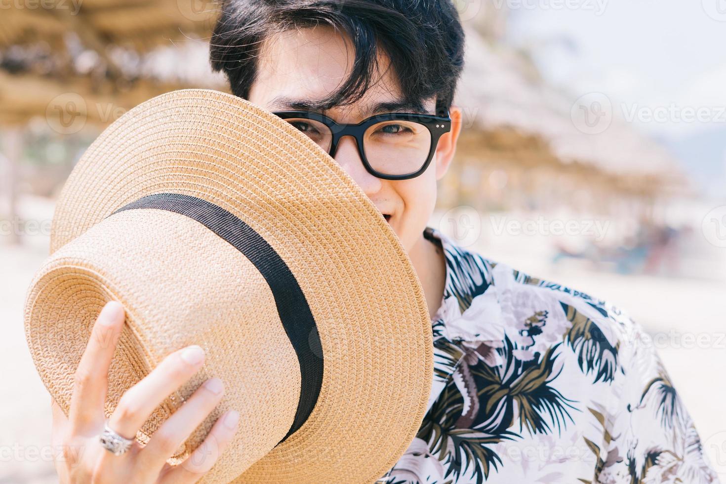 porträtt av asiatisk man på stranden foto