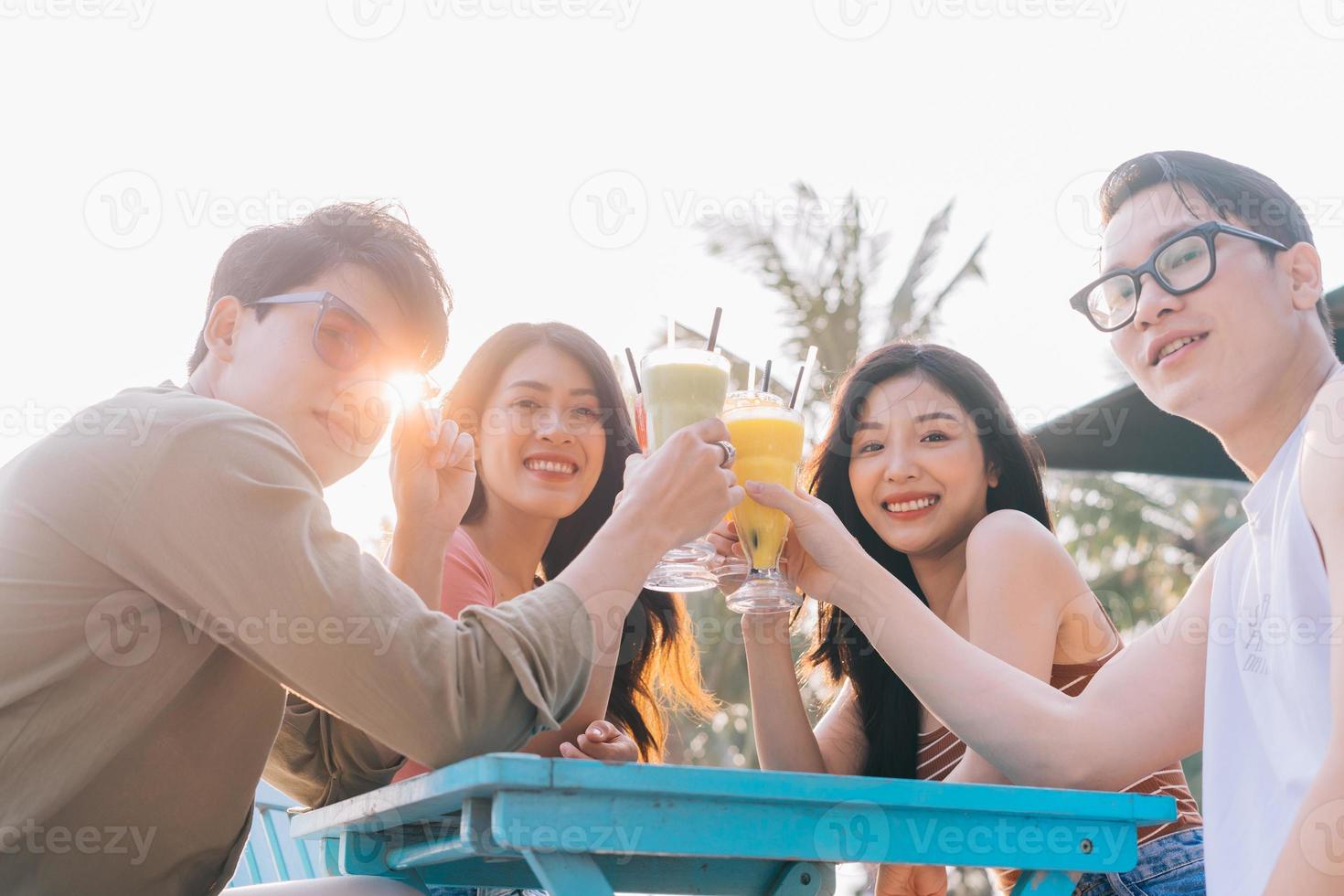 en grupp unga asiater njuter av en resa till havet på en sommarsemester foto