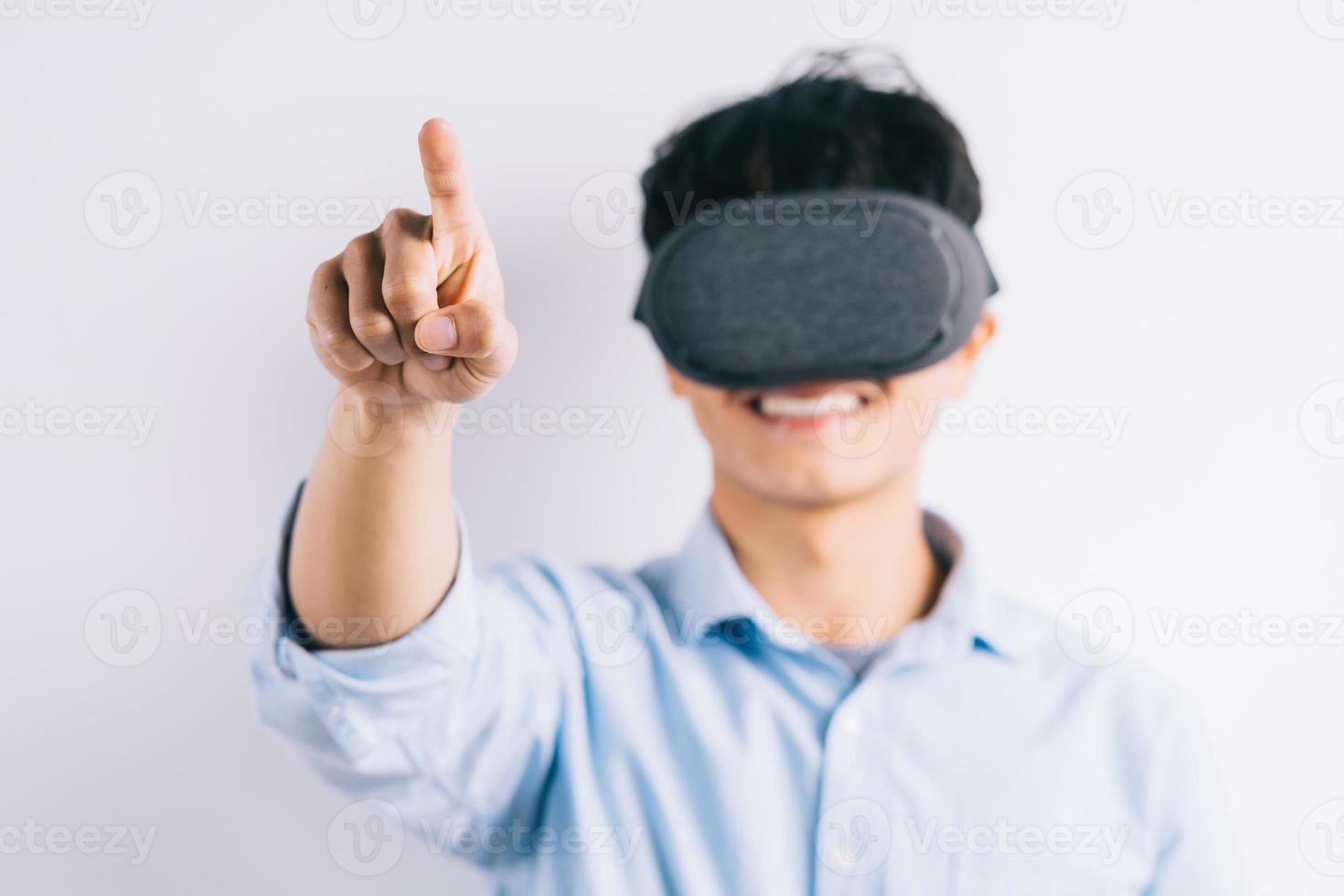 mannen upplever virtual reality-glasögonen foto