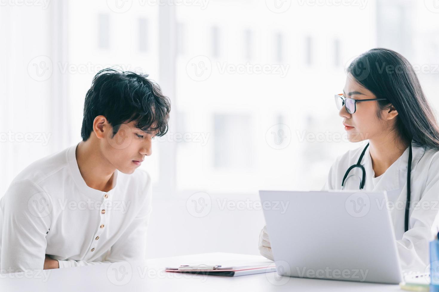 asiatisk kvinnlig läkare kontrollerar patientens hälsa foto