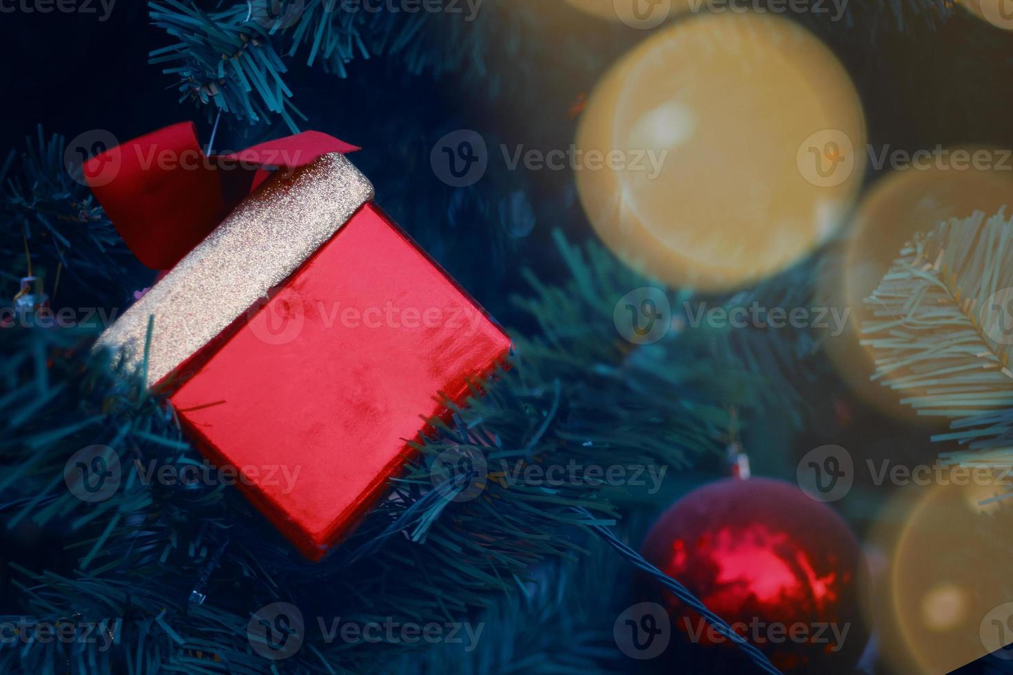 julgran med dekorationer och presenter. foto