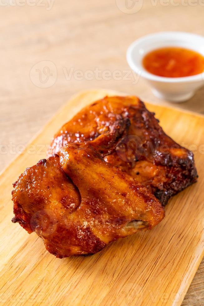 grillad och grillad kyckling på ett bord foto