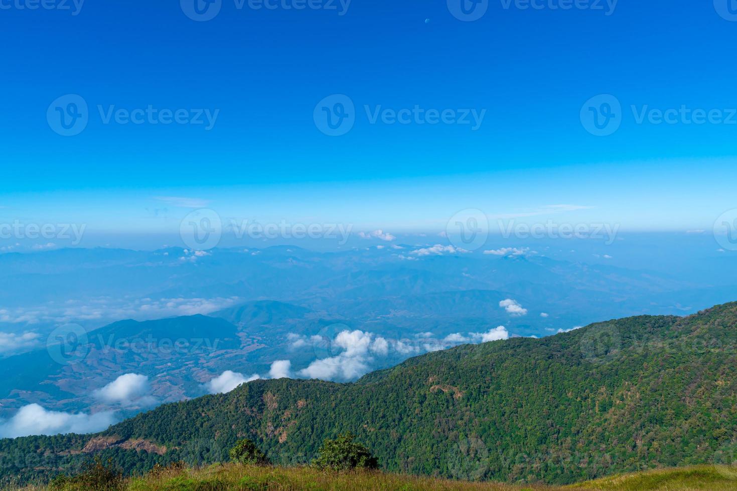 vackert bergskikt med moln och blå himmel på kew mae pan natur spår i Chiang Mai, Thailand foto