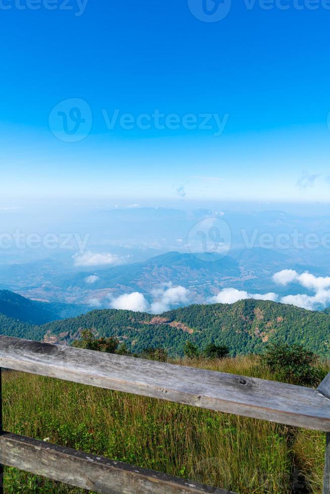 vackert bergskikt med moln och blå himmel på kew mae pan natur spår i Chiang Mai, Thailand foto