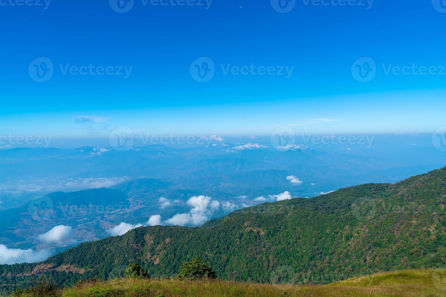 vackert bergskikt med moln och blå himmel på kew mae pan natur spår i Chiang Mai, Thailand foto