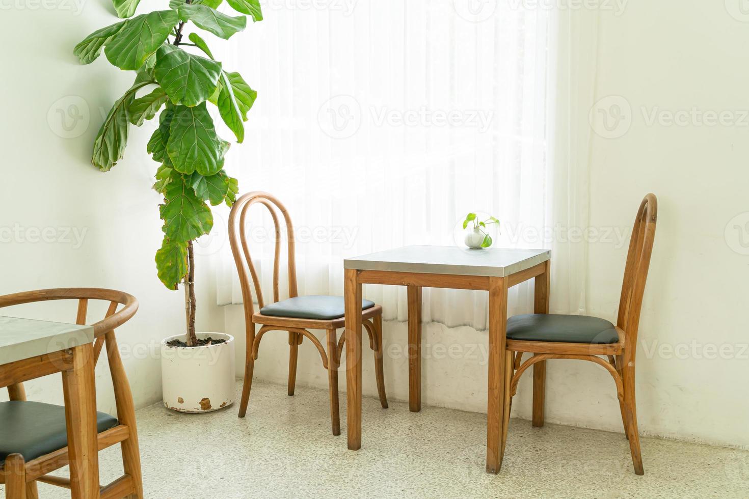 tomt bord och stol i ett kafé och kaférestaurang foto