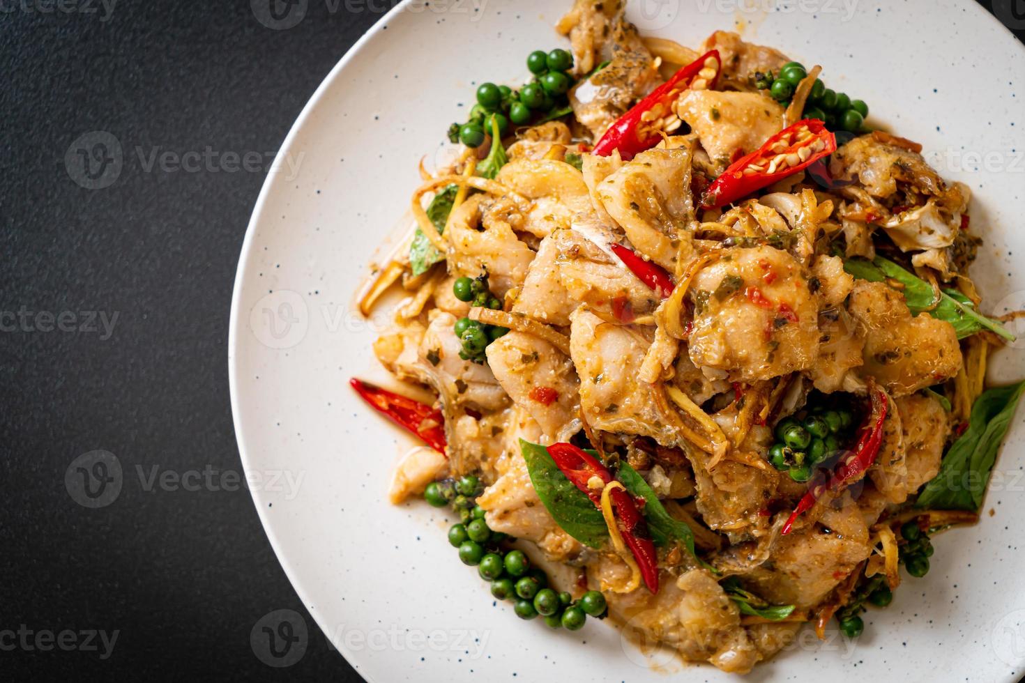 uppstekt helig basilika med fisk och örter - asiatisk matstil foto