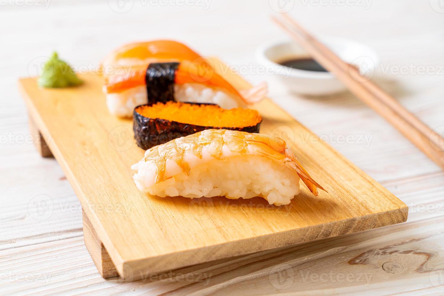 blandad sushi-uppsättning - japansk matstil foto