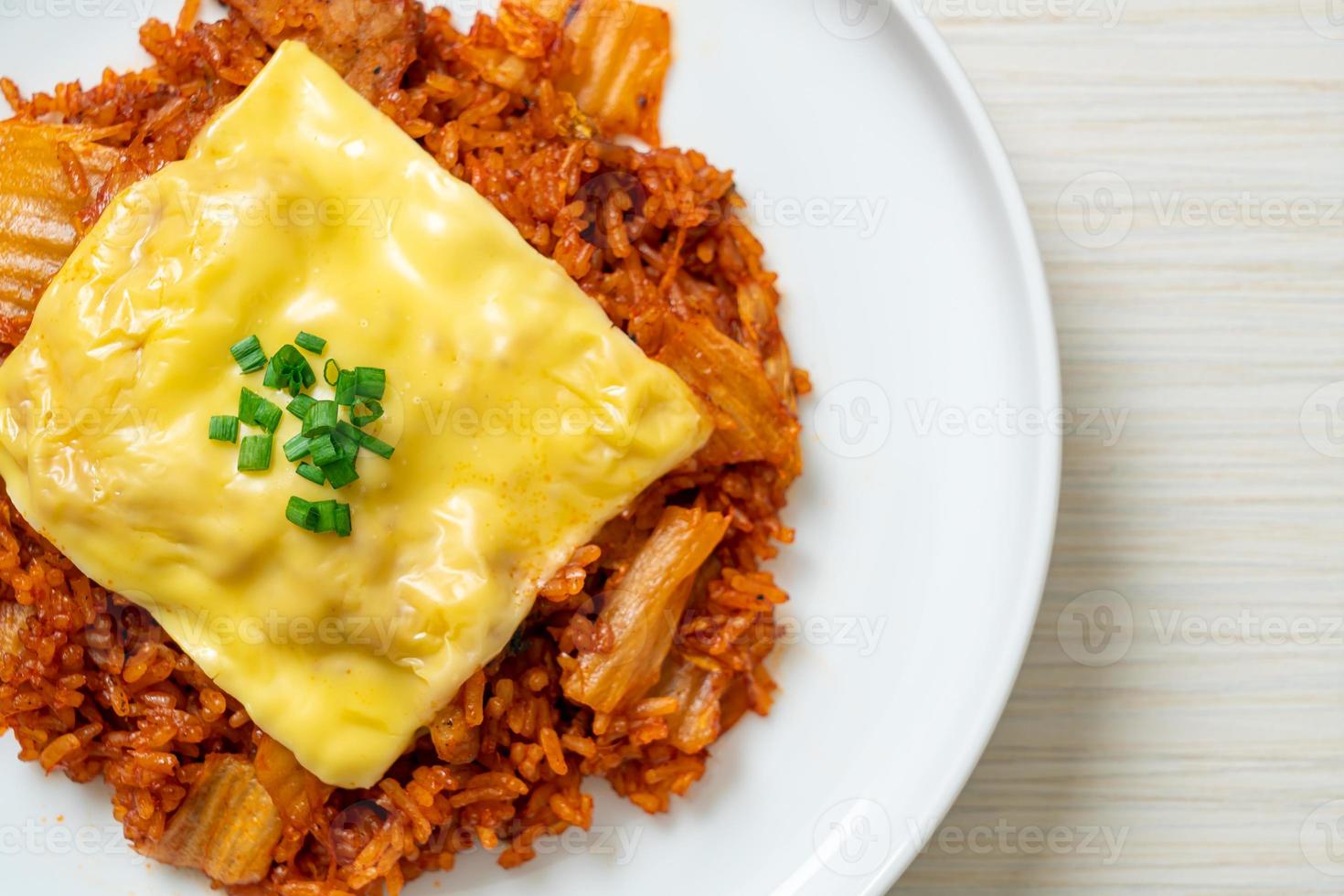 kimchi stekt ris med fläsk och toppad ost - asiatisk och fusionsmatstil foto