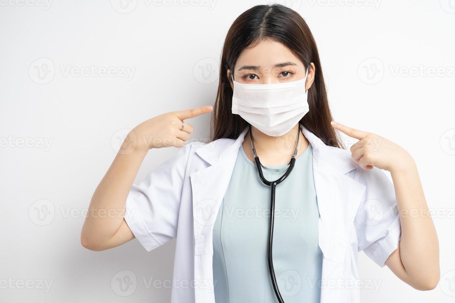 kvinnlig läkare som instruerar att bära en mask ordentligt foto