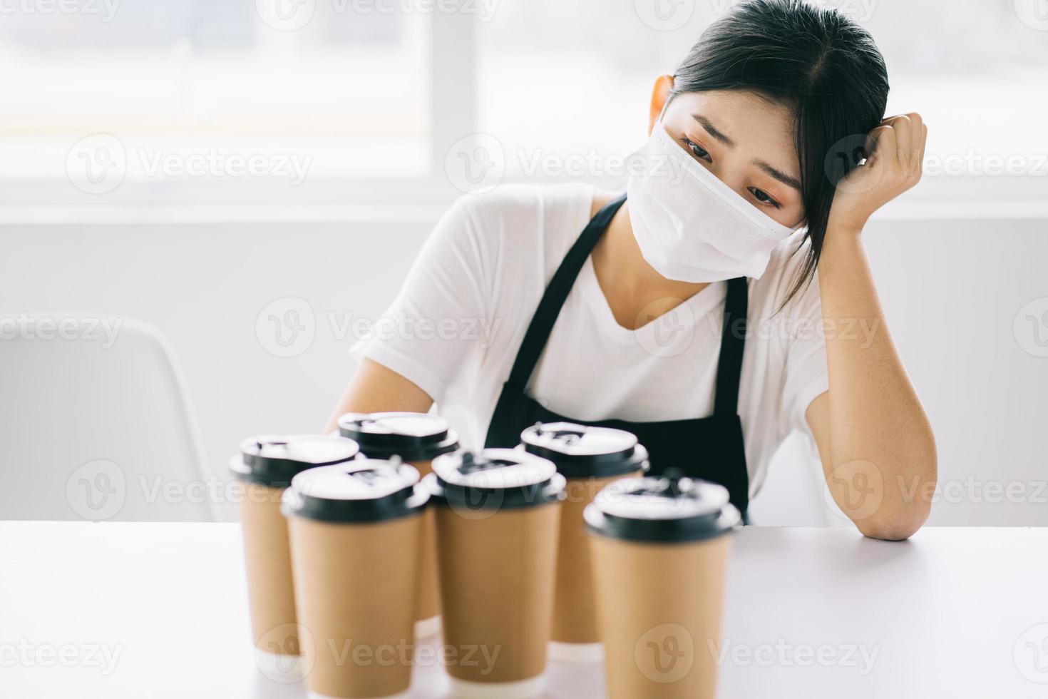 upprörd asiatisk kaféägare foto