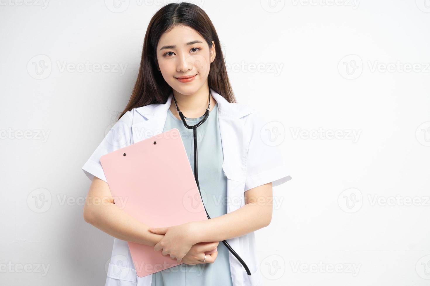 kvinnlig läkare som innehar dokument foto