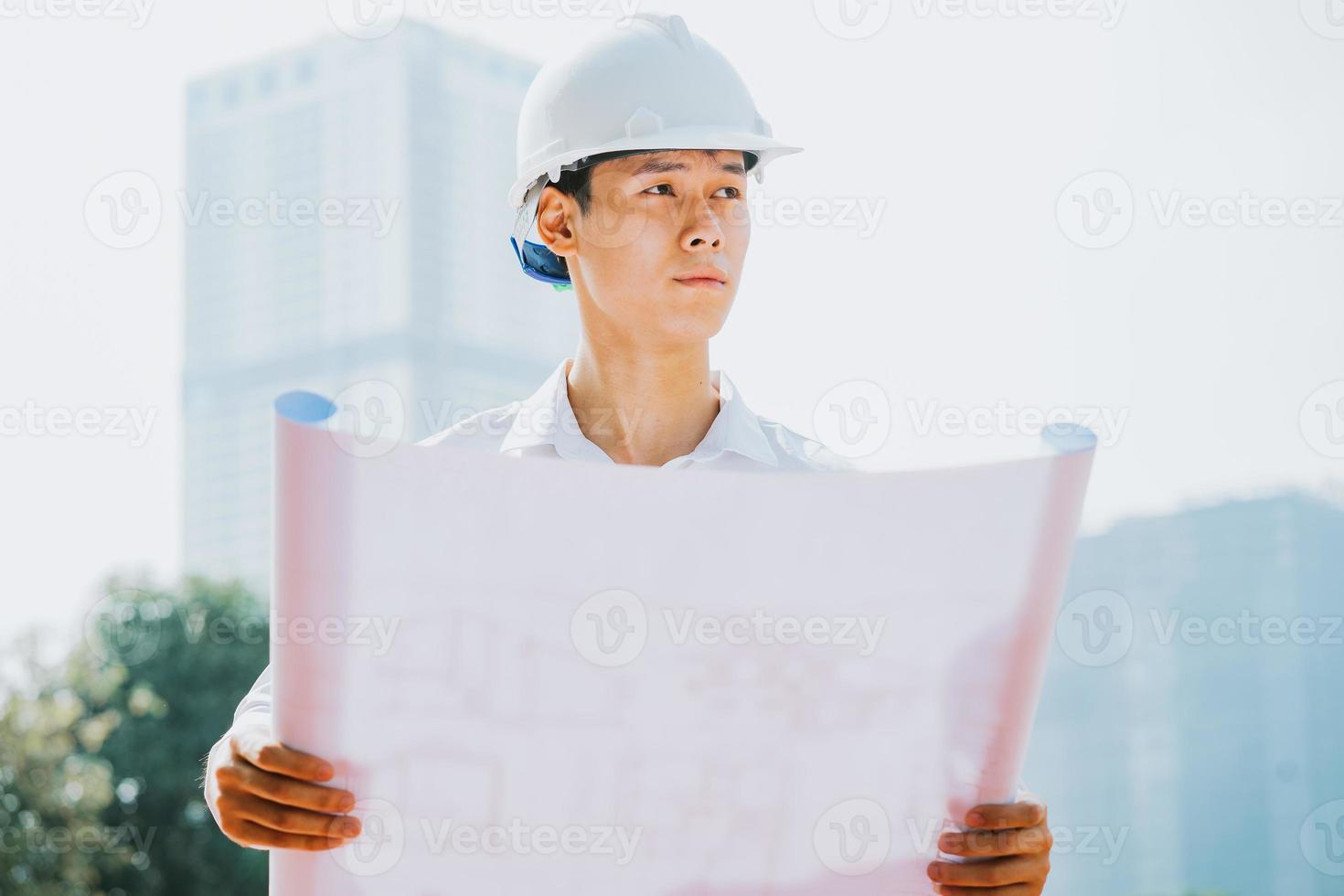 asiatisk byggnadsingenjör på byggarbetsplatsen foto