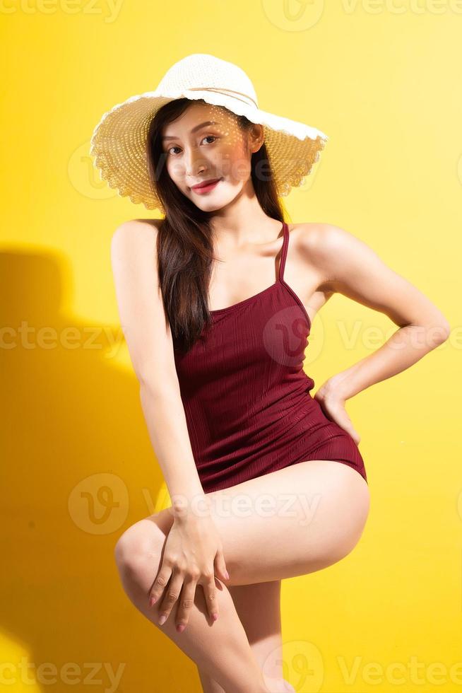 asiatisk kvinna i röd baddräkt foto