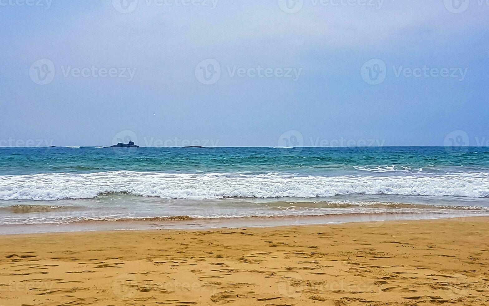 vackert landskap panorama starka vågor bentota beach på sri lanka. foto