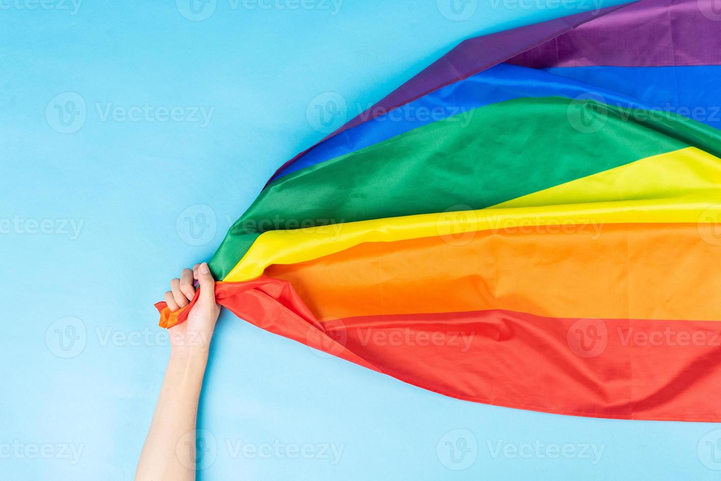 handen håller regnbågsflaggan foto