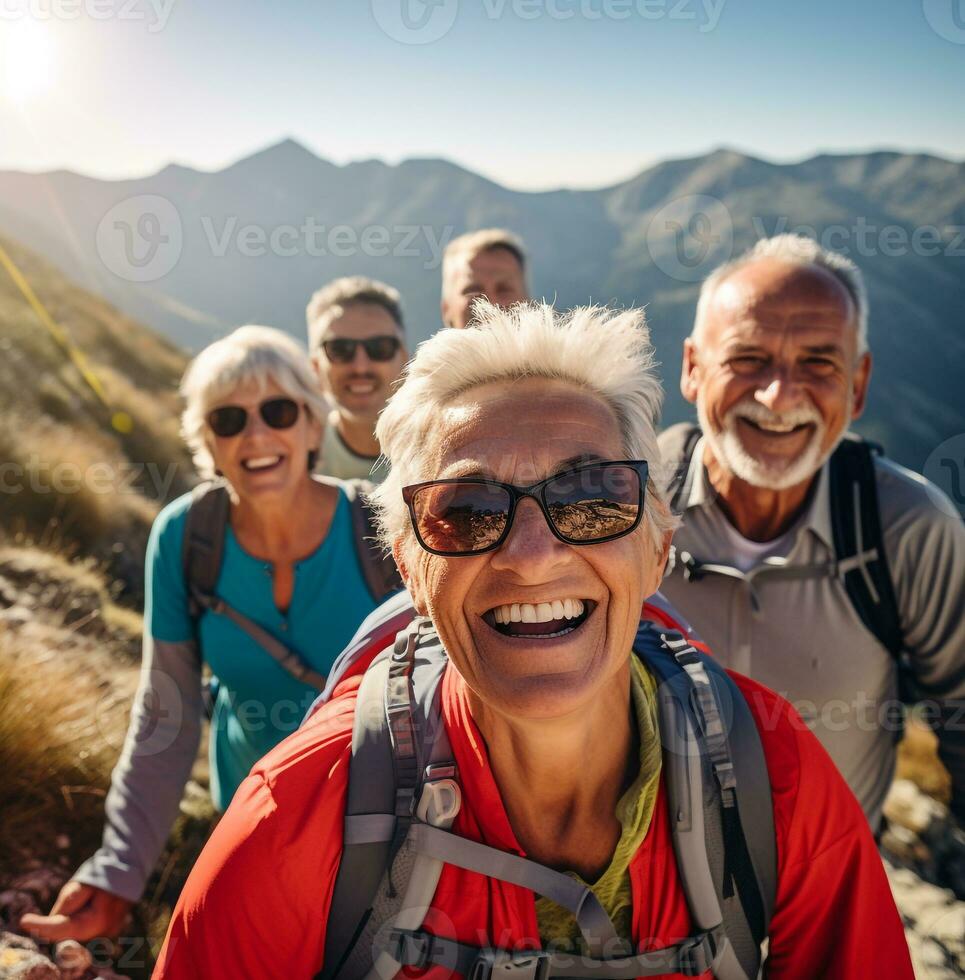 en grupp av äldre vuxna vandra genom de berg, modern åldring stock bilder, fotorealistisk illustration foto