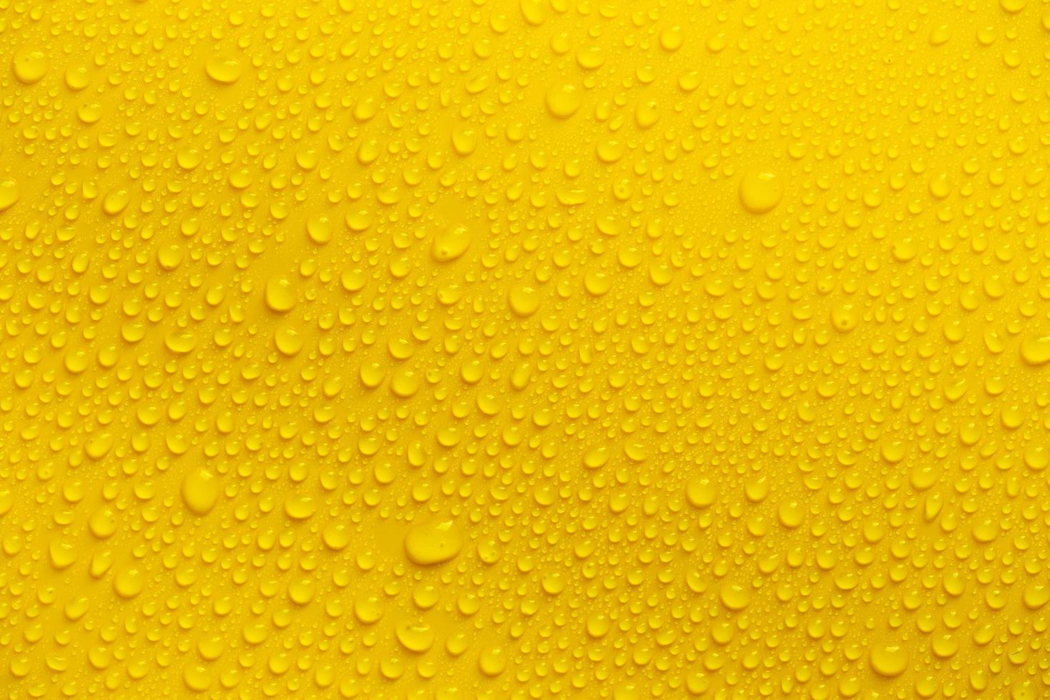 regn eller vattendroppar på gul bakgrund foto