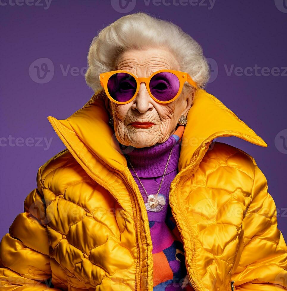 ett äldre lady i en gul jacka och solglasögon Framställ för de kamera, modern åldring stock bilder, ai genererad åldring bilder foto
