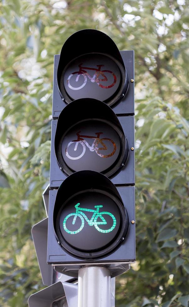 trafikljus för cyklister i grön konfiguration på en gata i Madrid, Spanien foto