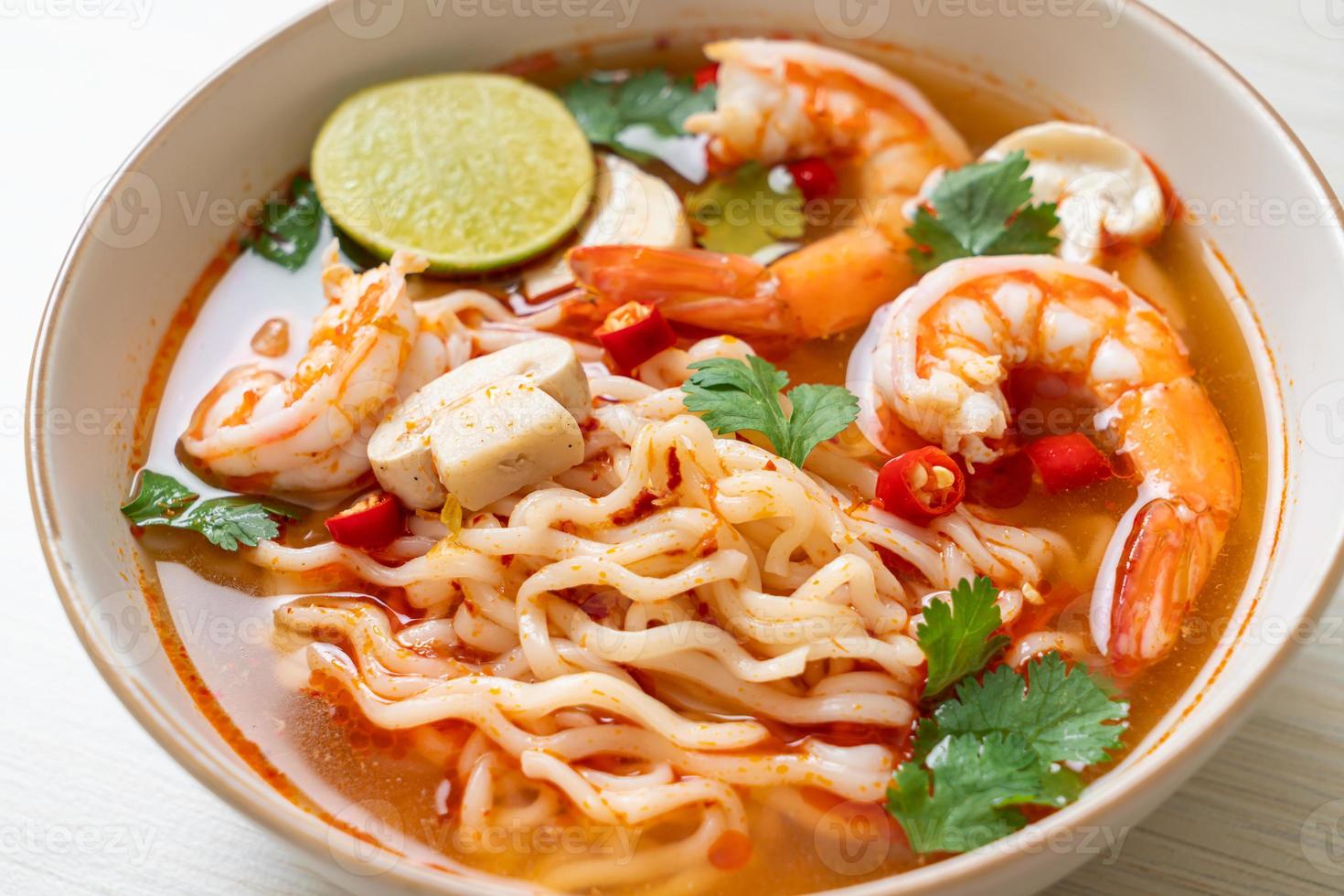 snabbnudlar ramen i kryddig soppa med räkor eller tom yum kung - asiatisk matstil foto