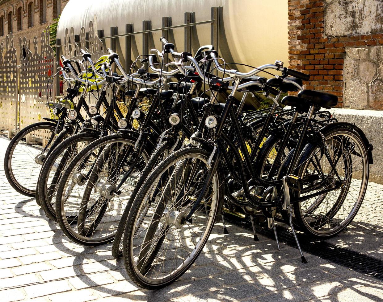 parkering för uthyrning av cyklar, madrid spanien foto