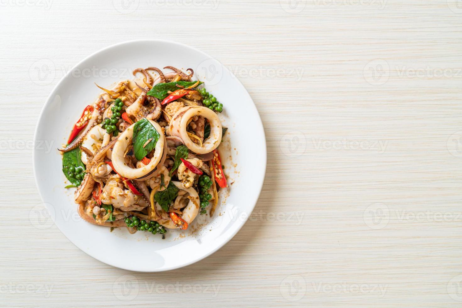 uppstekt helig basilika med bläckfisk eller bläckfisk och ört - asiatisk matstil foto