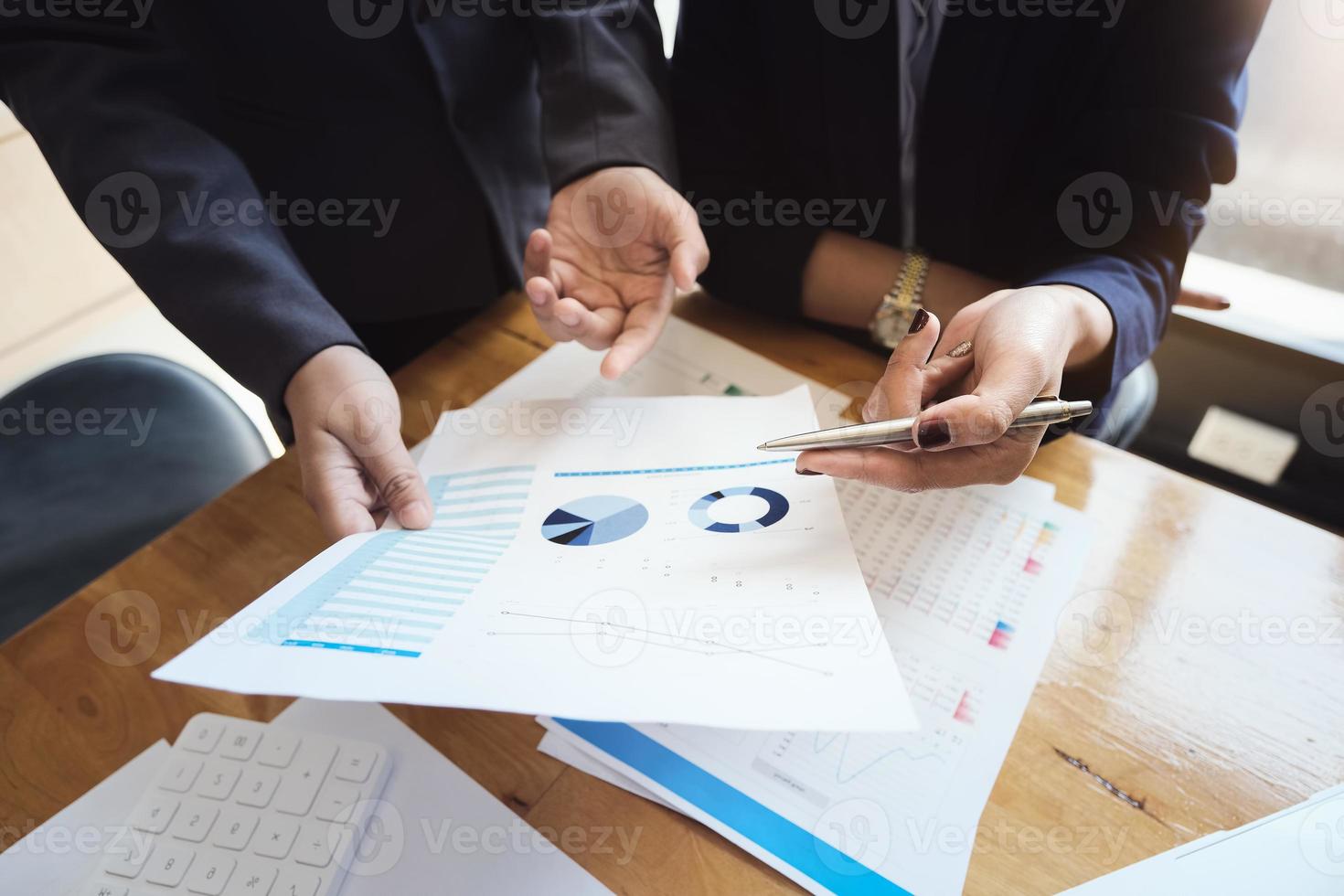 en revisor håller en penna som pekar på dokument för att granska budgetar och finansiella bedrägerier. foto