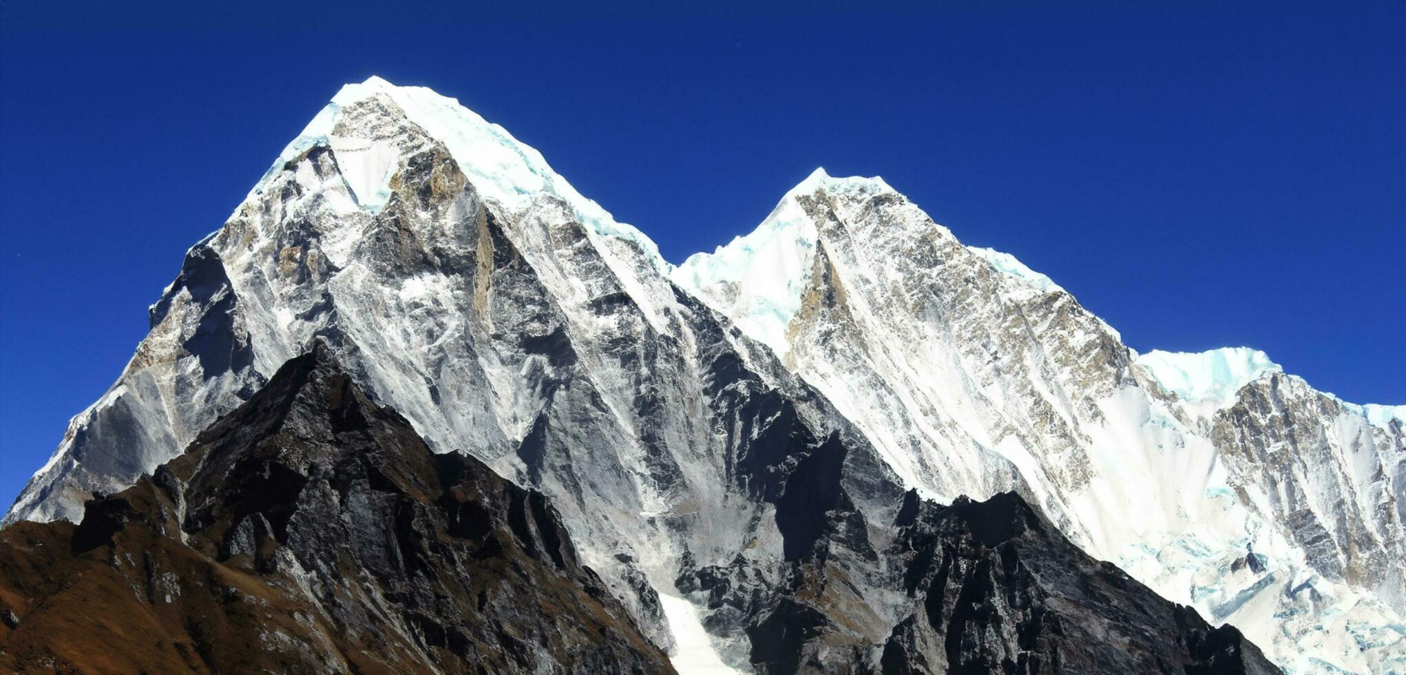 snö capped berg berg landskap himalayan topp montera everest bakgrund moln och himmel 3d illustration foto