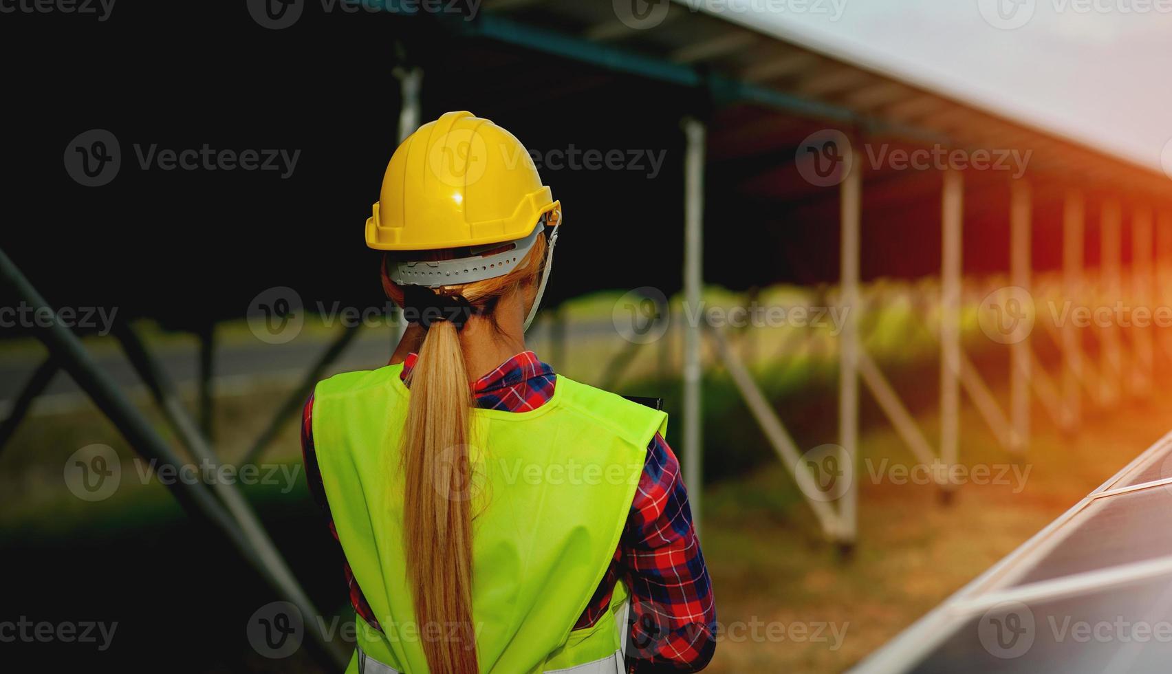 en ung kvinnlig solcellstekniker arbetar hårt. arbetar med alternativ energi solenergi foto