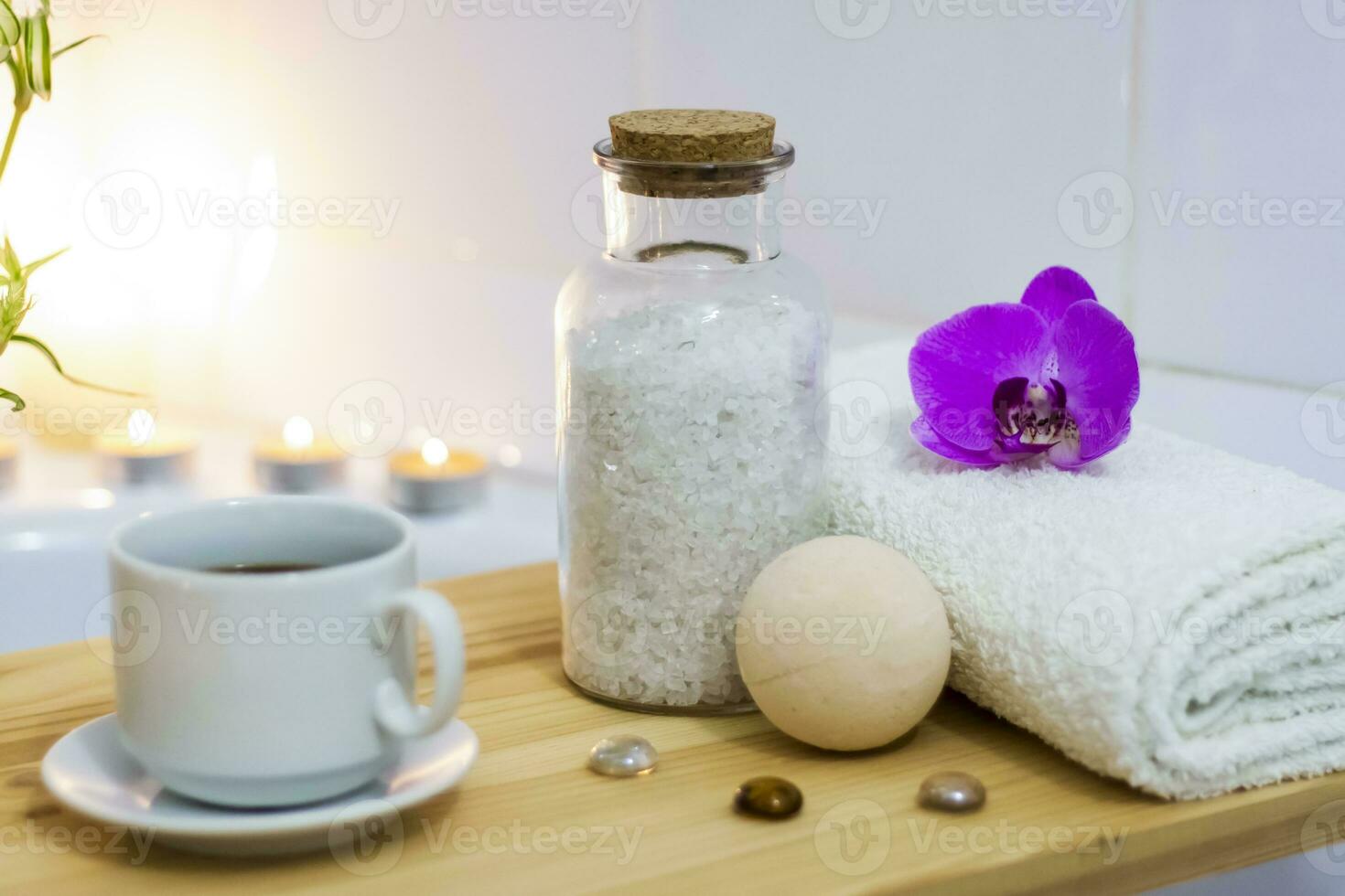 spa-skönhet salong, wellness Centrum. aromaterapi spa behandling för de kvinna kropp i de badrum med en kopp av kaffe, ljus, oljor och salt. foto