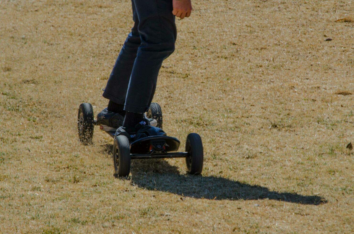 longboarding berg skridsko utför med rörelse, äventyr sporter eller extrem sporter är aktiviteter uppfattas som involverar en hög grad av risk. foto