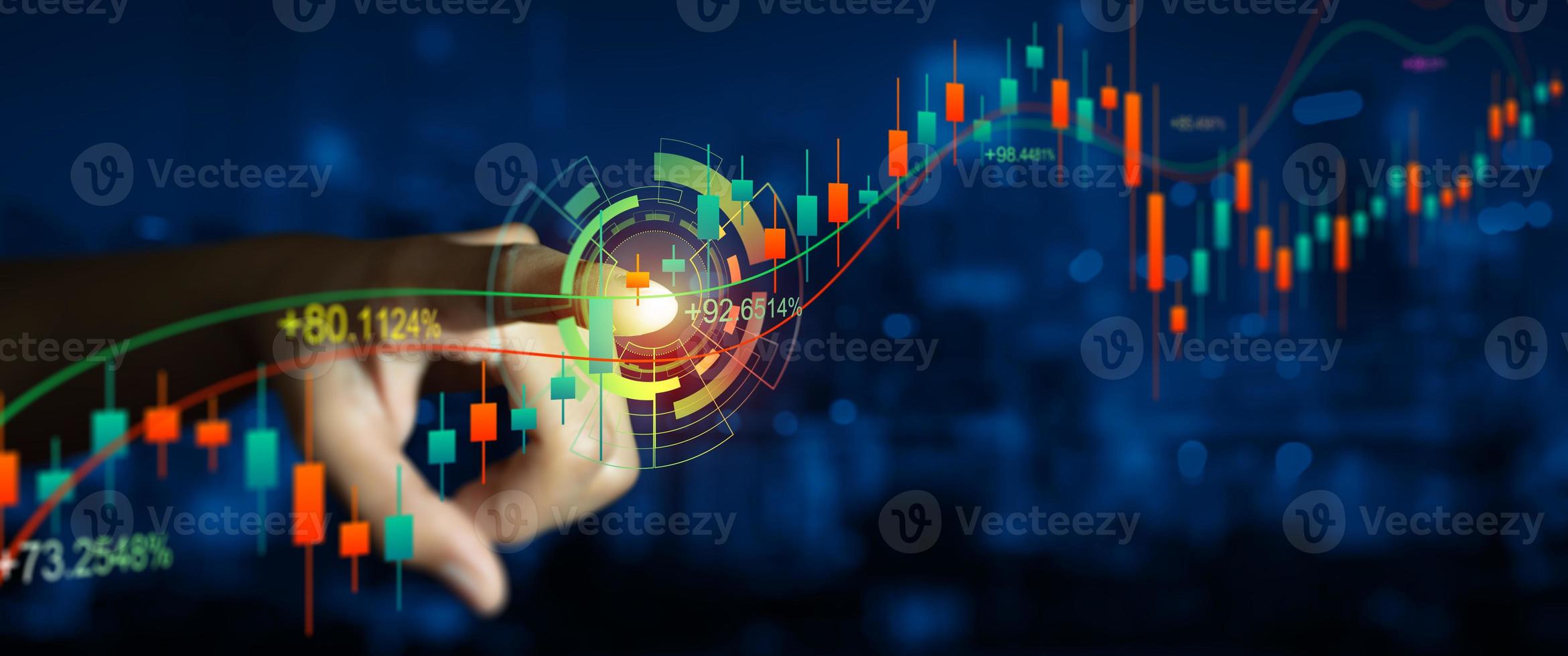 dubbel exponering av affärsmanhand på digital aktiemarknads finansiella indikator med nattstad bakgrund foto