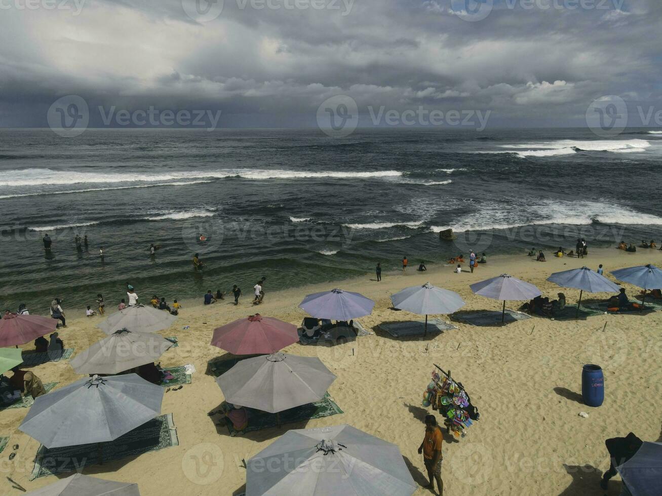 antenn Drönare se av paraplyer på de strand i yogyakarta indonesien foto