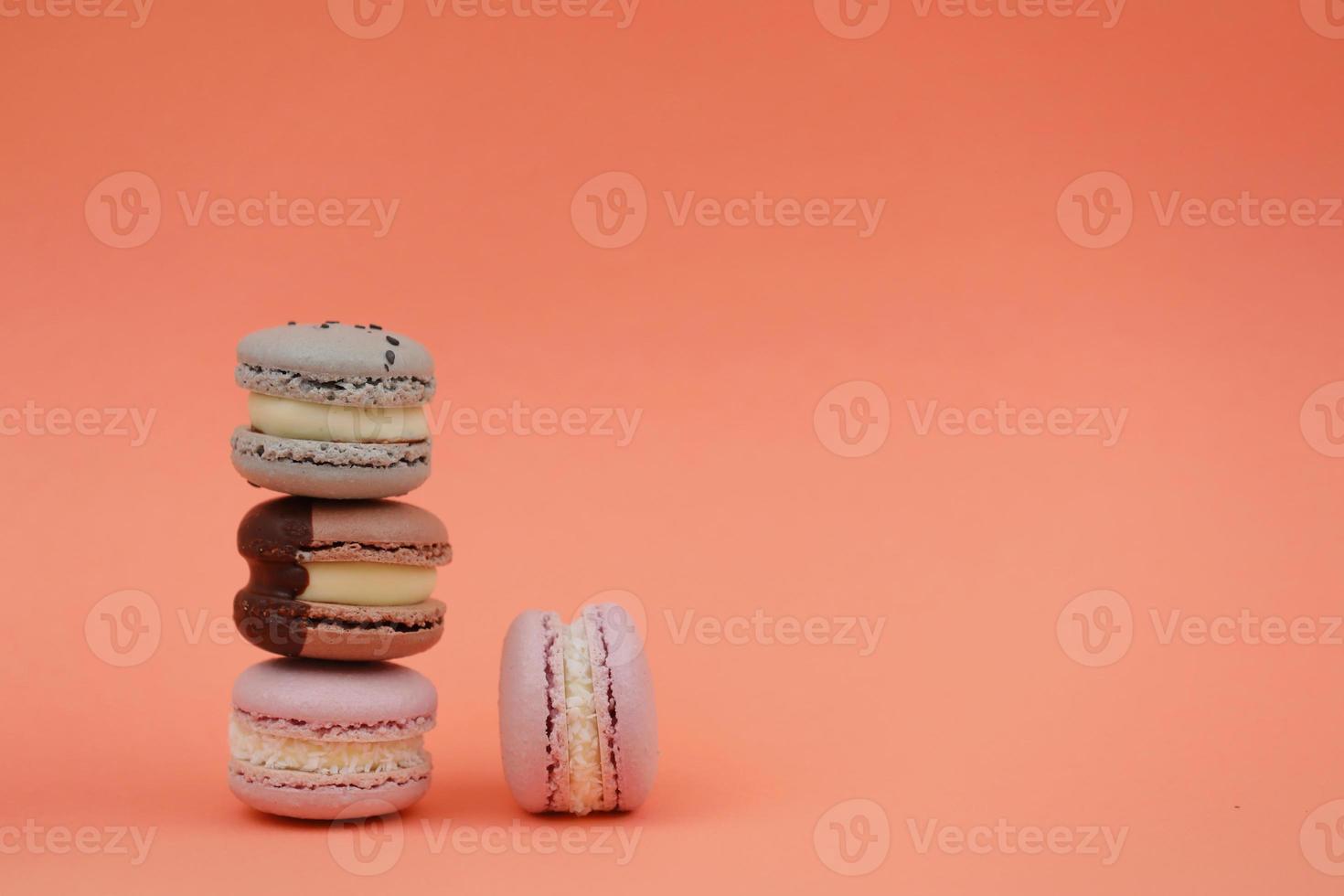 söta och färgglada franska makron eller makaroner på rosa bakgrund foto