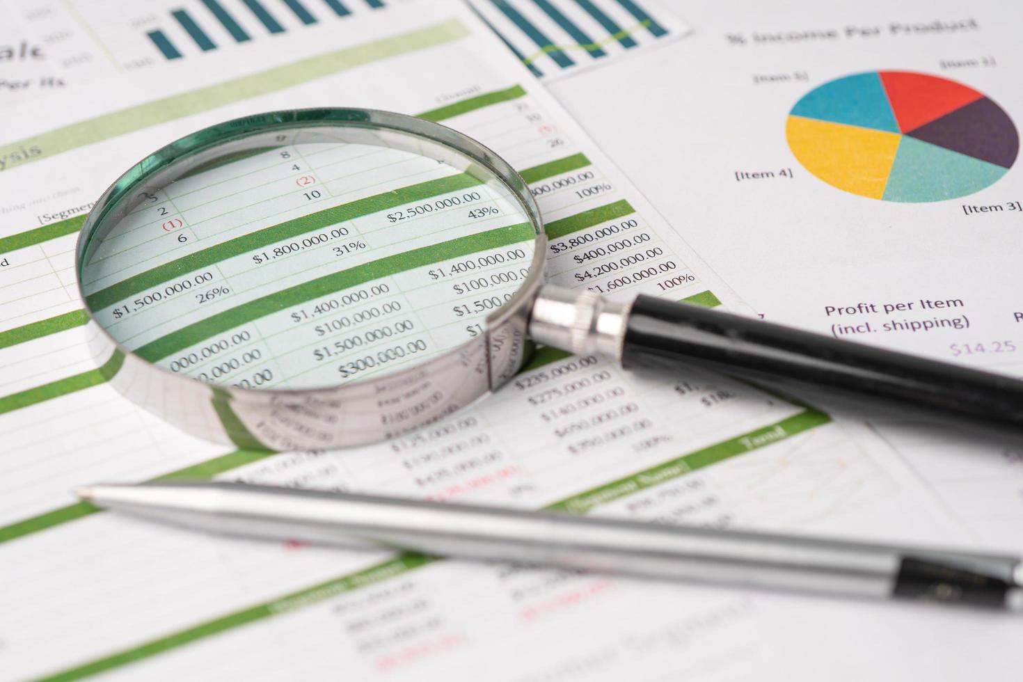 förstoringsglas på diagram diagrampapper. finansiell utveckling, bankkonto, statistik, investeringsanalys, forskningsdataekonomi, börshandel, affärskontorsföretagskoncept. foto