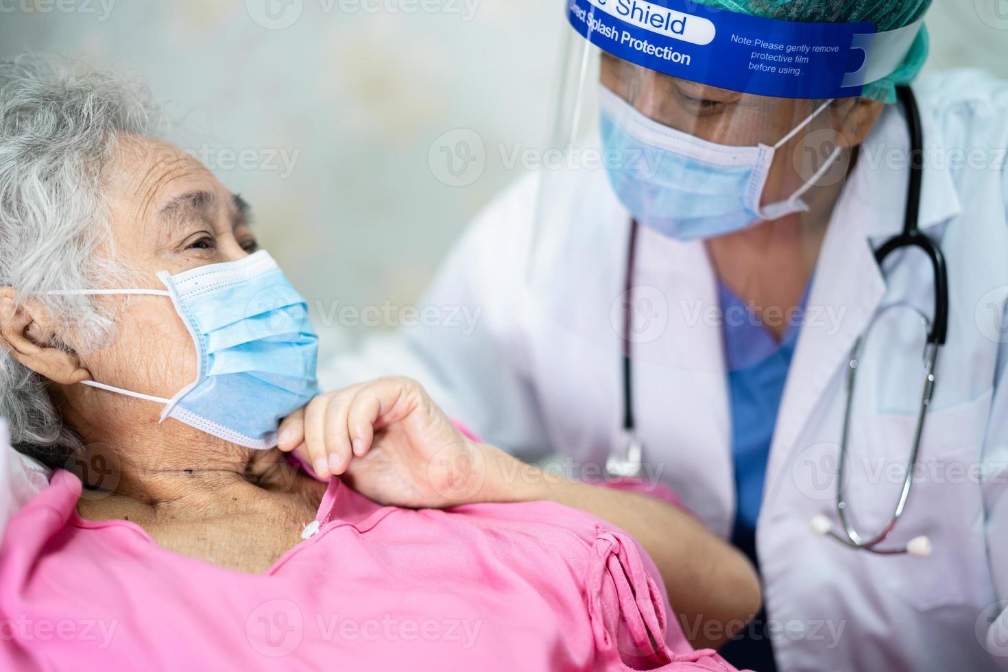 asiatisk läkare som bär ppe-kostym ny normal för att kontrollera patient med mask skydda säkerhetsinfektion covid-19 koronavirusutbrott vid karantän vårdavdelning. foto
