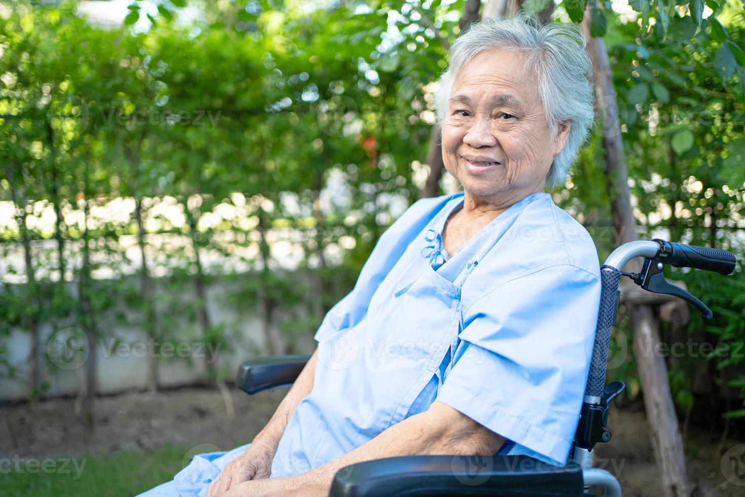 asiatisk senior eller äldre gammal damkvinna på rullstol i park, hälsosamt starkt medicinskt koncept. foto