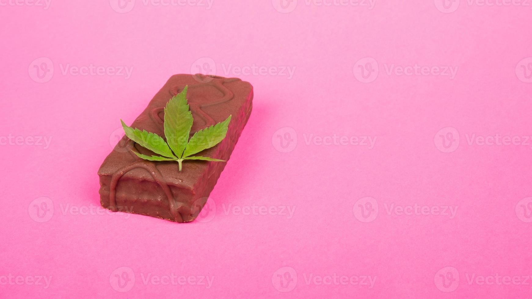 cannabis söt mat godis på rosa bakgrund med kopia utrymme foto