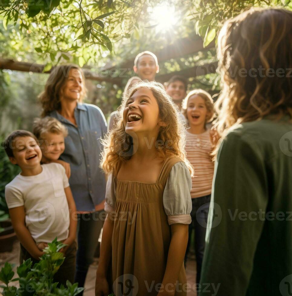 de flicka är stående i de Centrum av de ram omgiven förbi henne familj och vänner, natur stock Foto